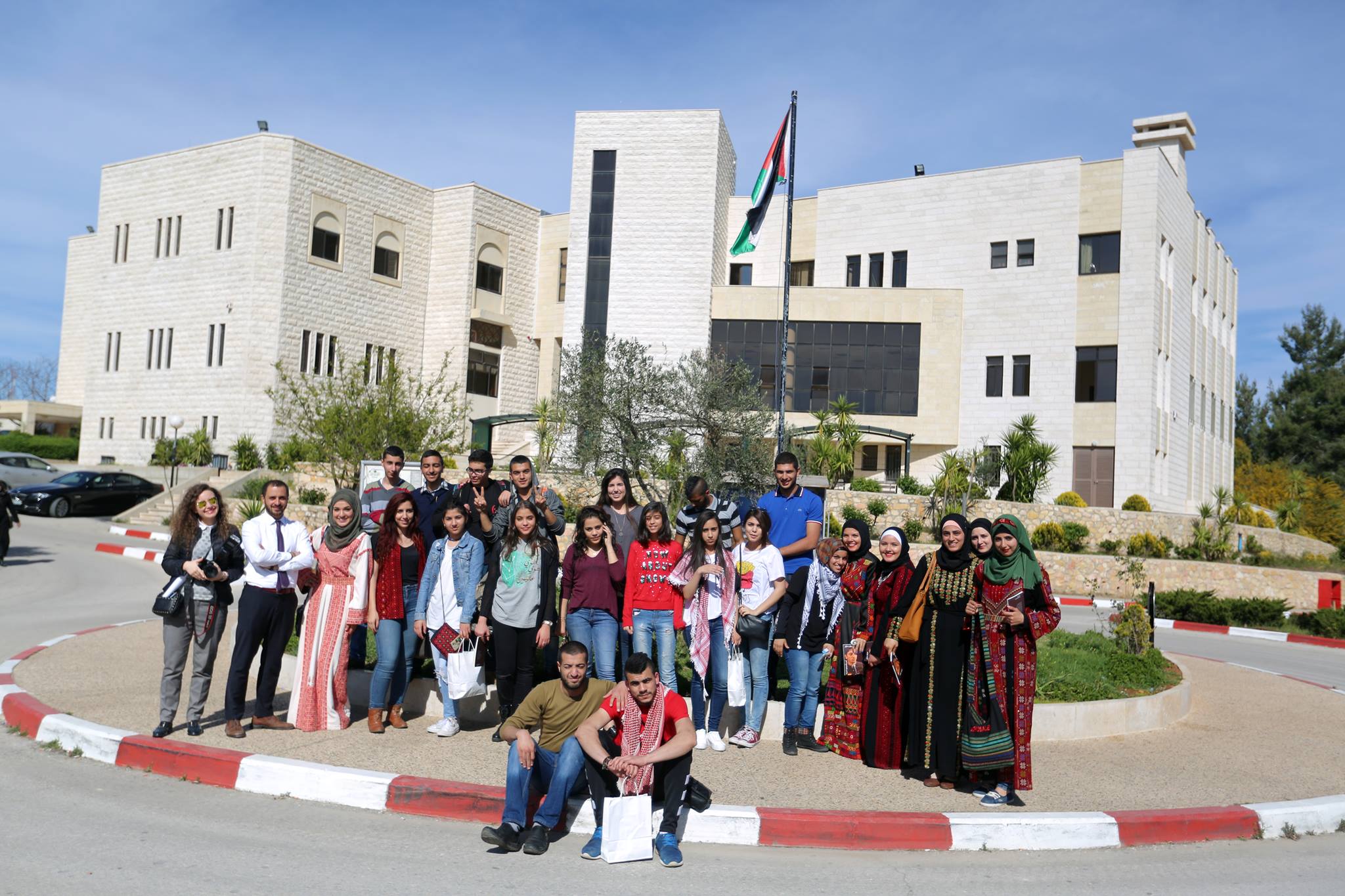 المئات يشاركون في مهرجان  الارض الواحدة في جامعة بير زيت‎