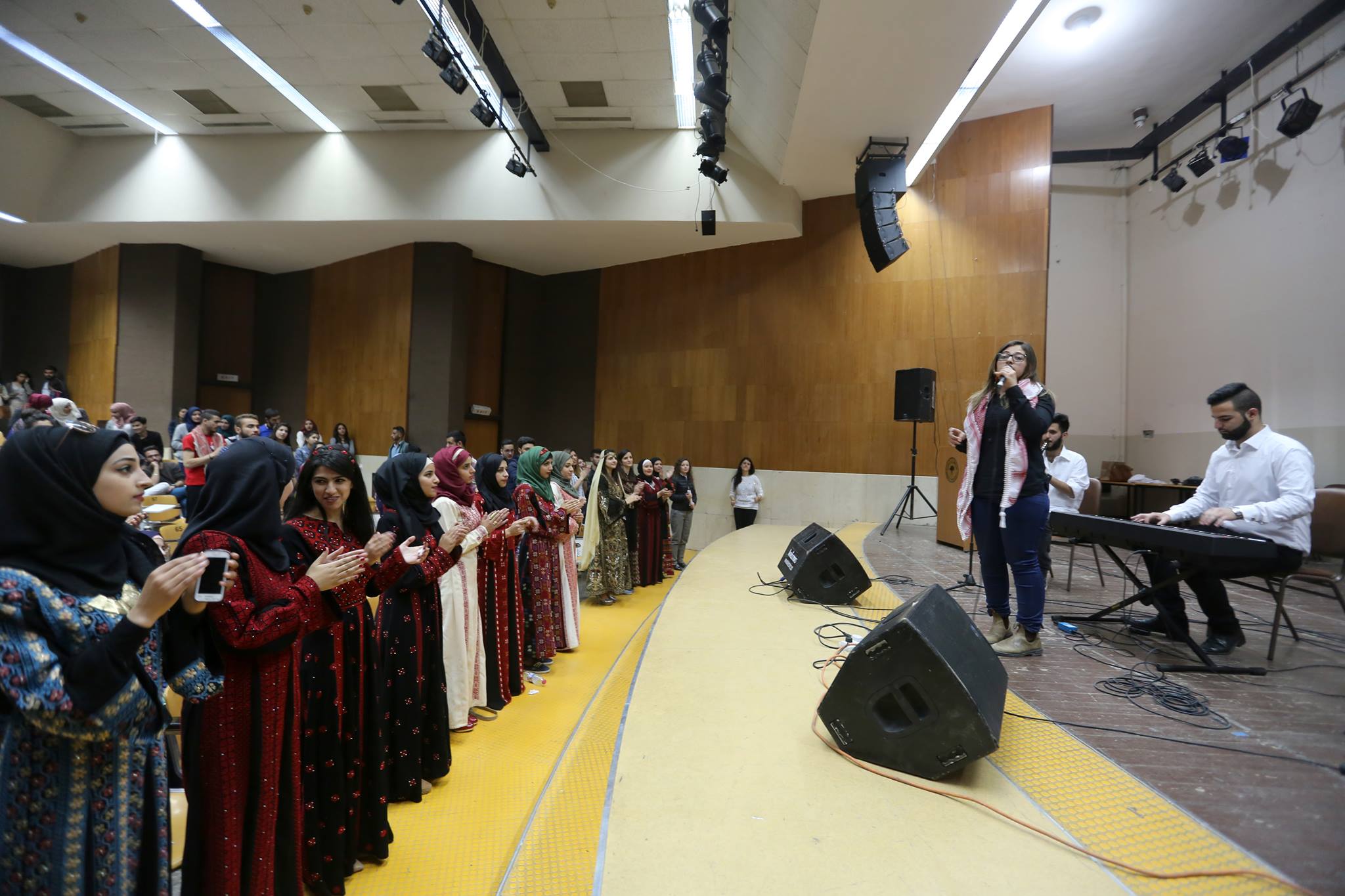 المئات يشاركون في مهرجان  الارض الواحدة في جامعة بير زيت‎