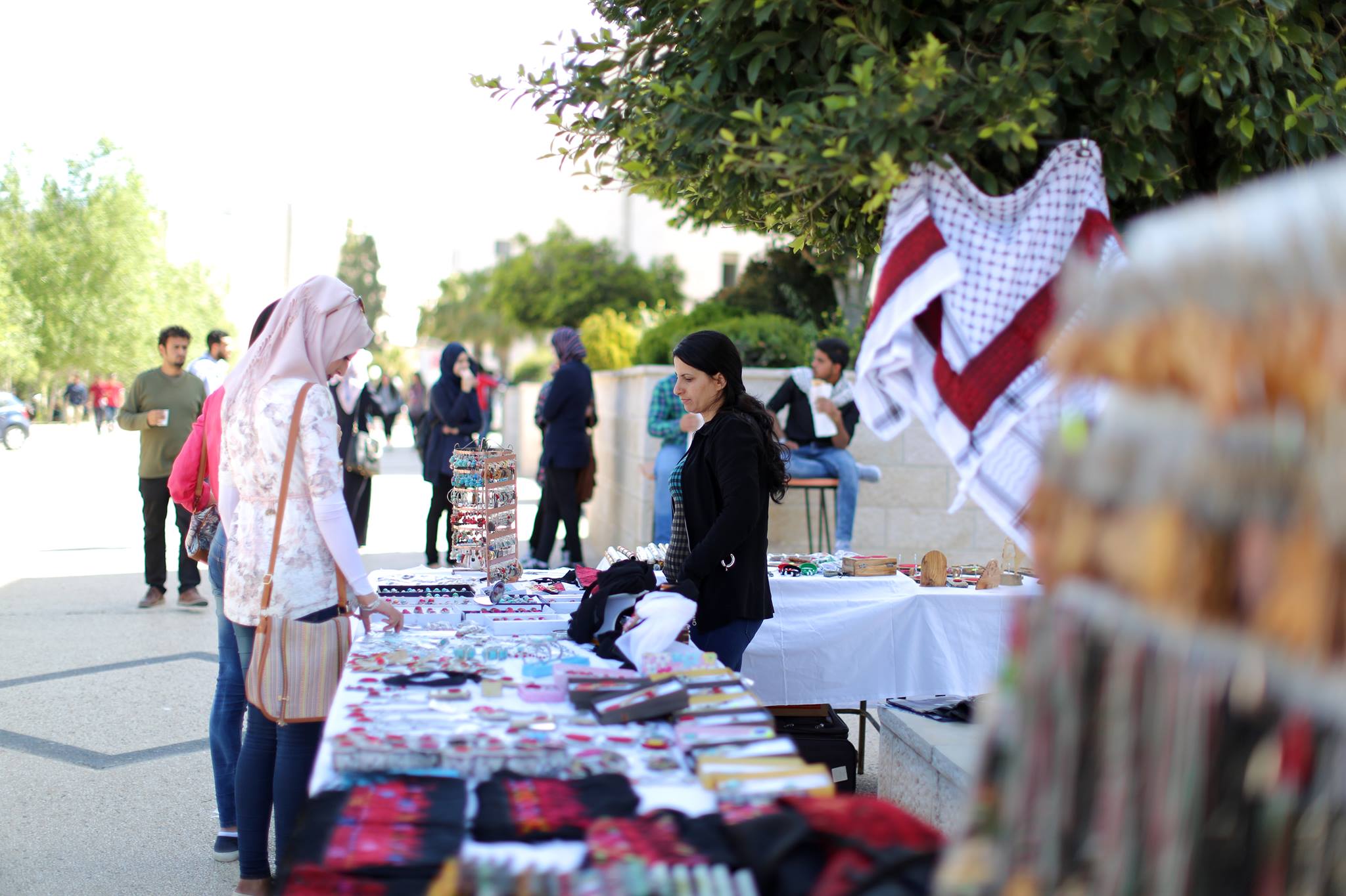 المئات يشاركون في مهرجان  الارض الواحدة في جامعة بير زيت‎